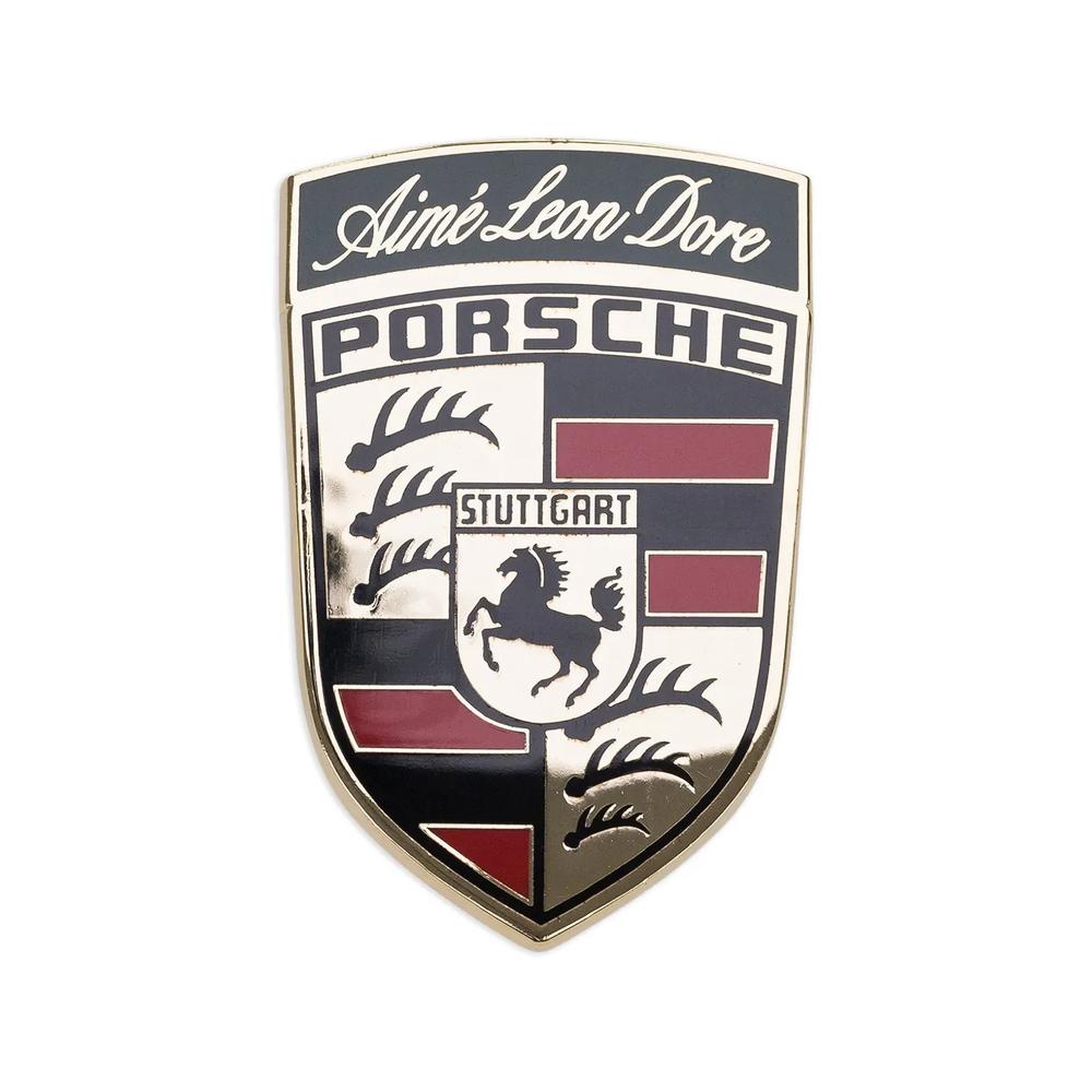 Значок из коллаборации с Porsche 1
