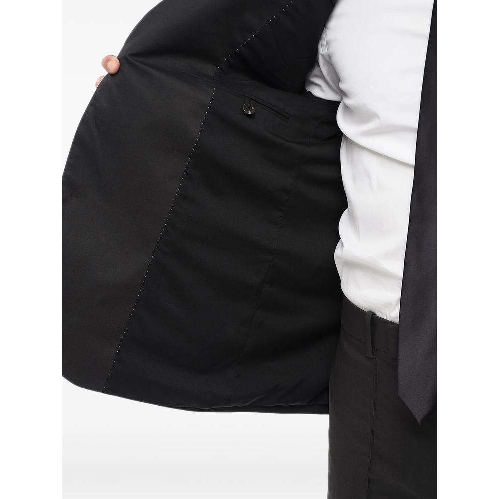 notched-lapel single-breasted suit 5