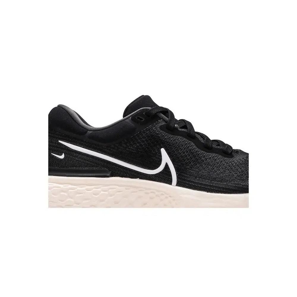 Кроссовки Nike Wmns ZoomX Invincible Run Flyknit 'Black White' 2