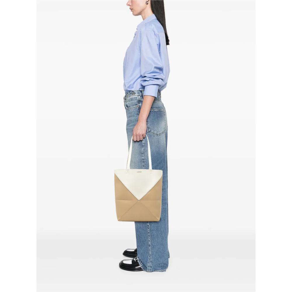 Сумка-тоут Bicolor Shiny Calfskin Puzzle Fold среднего размера (2024 год) 2