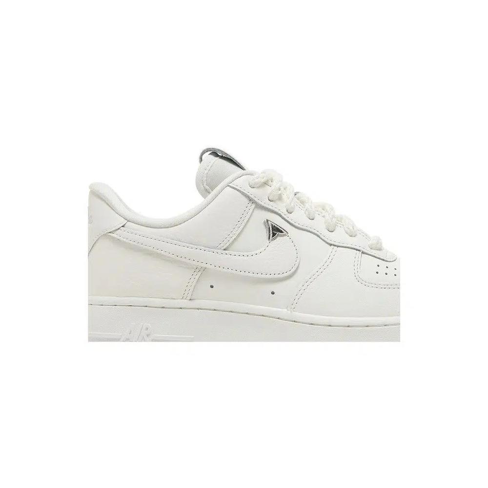 Кроссовки Nike Wmns Air Force 1 '07 LV8 'Needlework' 2