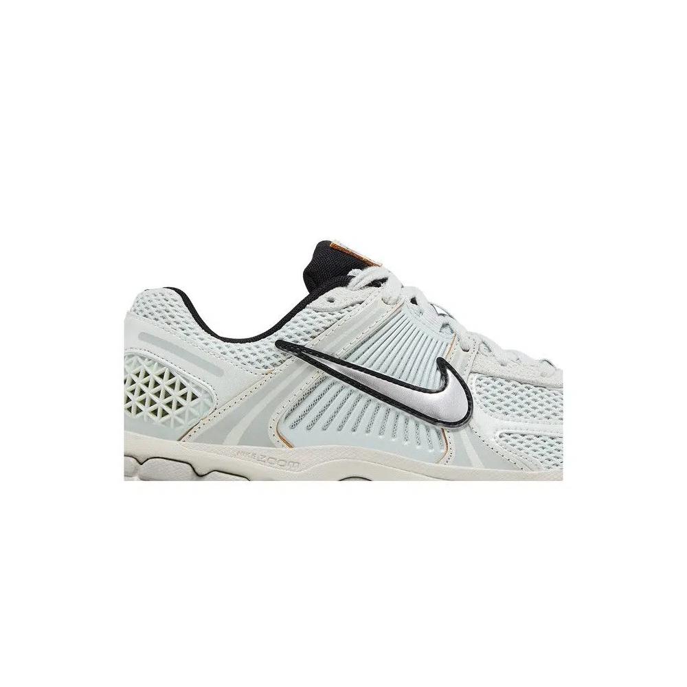 Кроссовки Nike Wmns Air Zoom Vomero 5 'Light Silver Chrome' 2