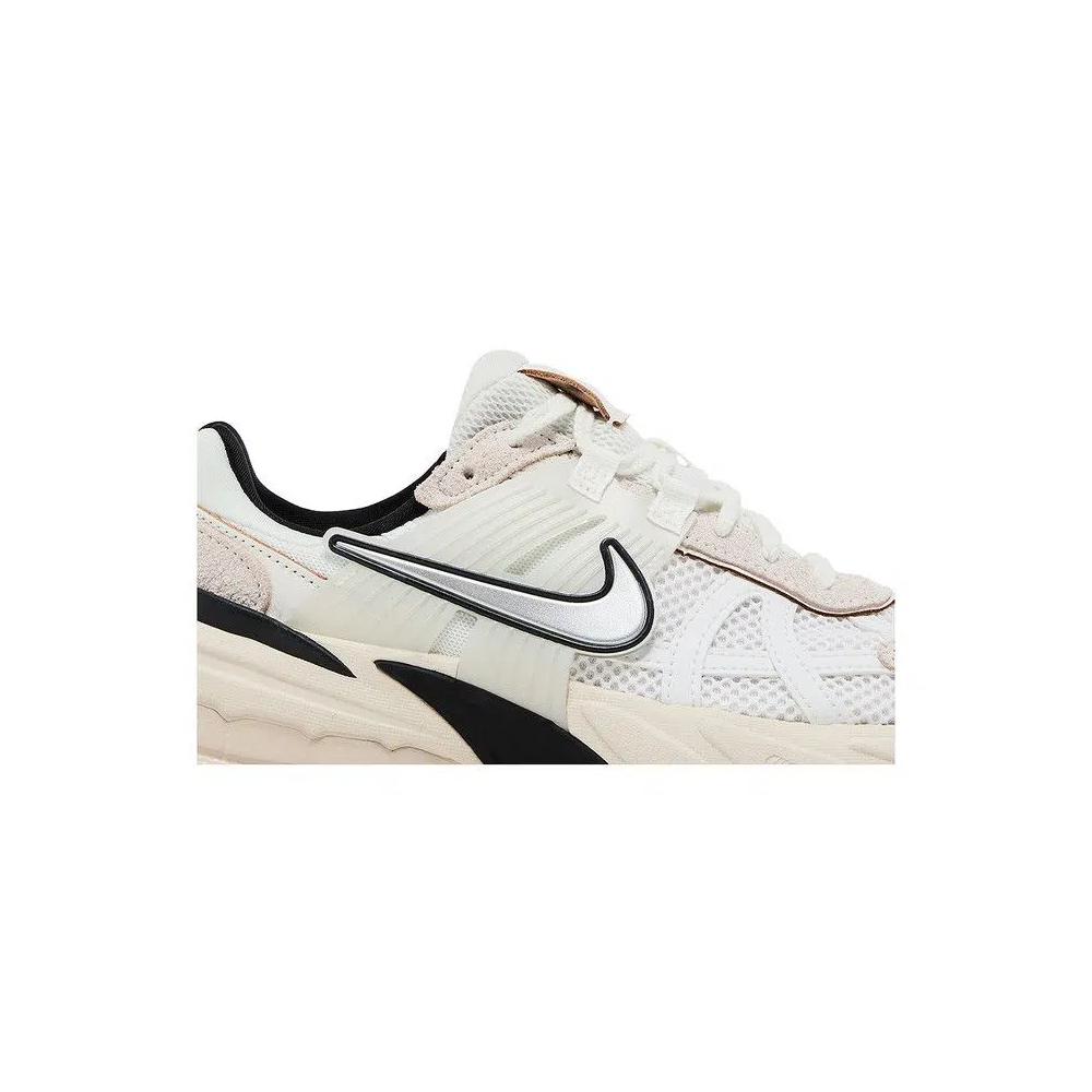 Кроссовки Nike Wmns V2K Run 'White Light Orewood Brown' 2