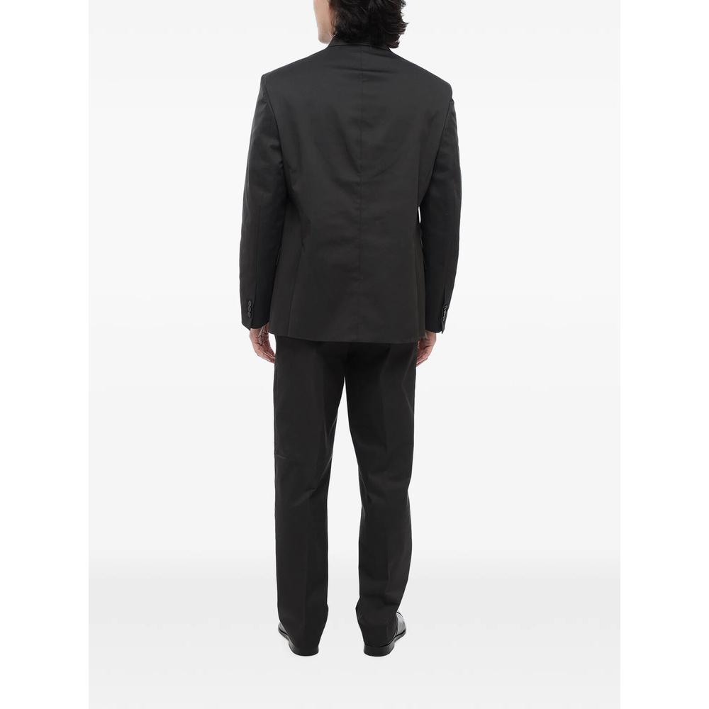 notched-lapel single-breasted suit 2