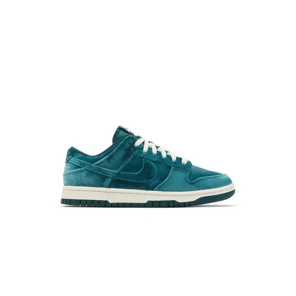 Кроссовки Nike Wmns Dunk Low 'Green Velvet' 1