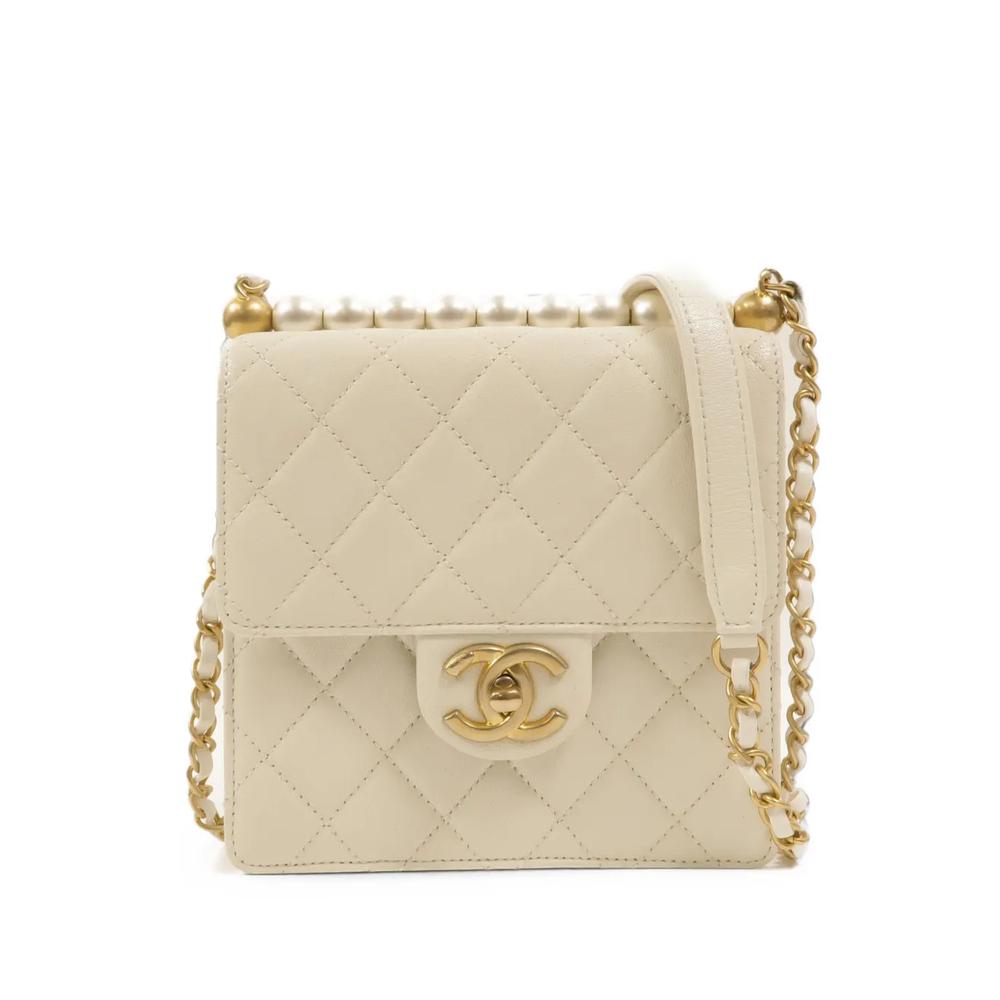 Chic Pearl CC quilted shoulder bag 1