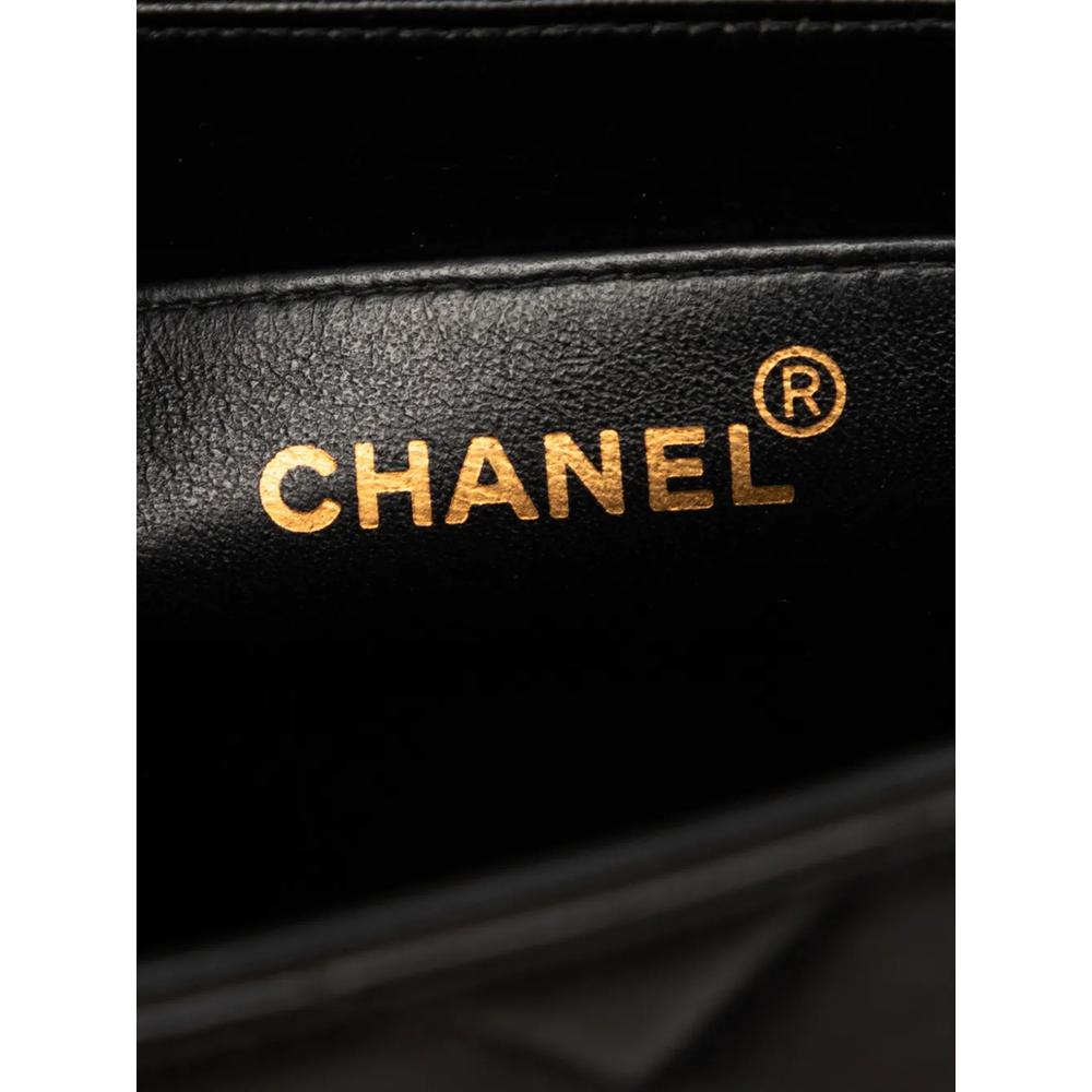 Маленькая сумка через плечо Square Quilted Lambskin Straight Single Flap (1994-1996 годы) 6