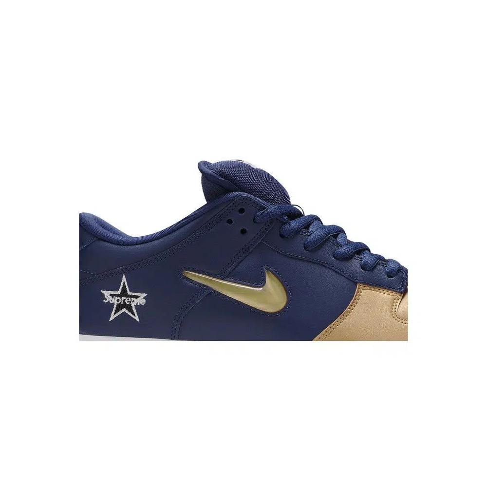 Кроссовки Supreme x Nike Dunk SB Low QS 'Metallic Gold' 2