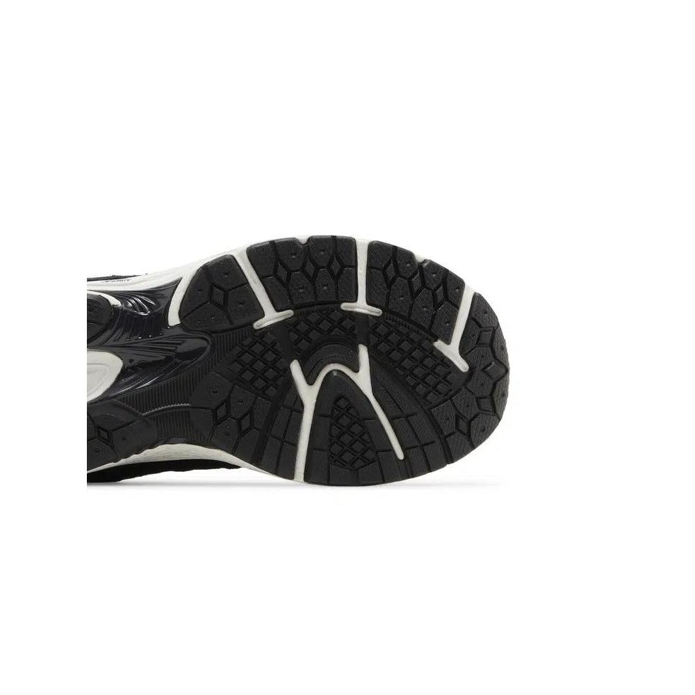 Кроссовки New Balance 2002R Big Kid Wide 'Black Phantom' 5
