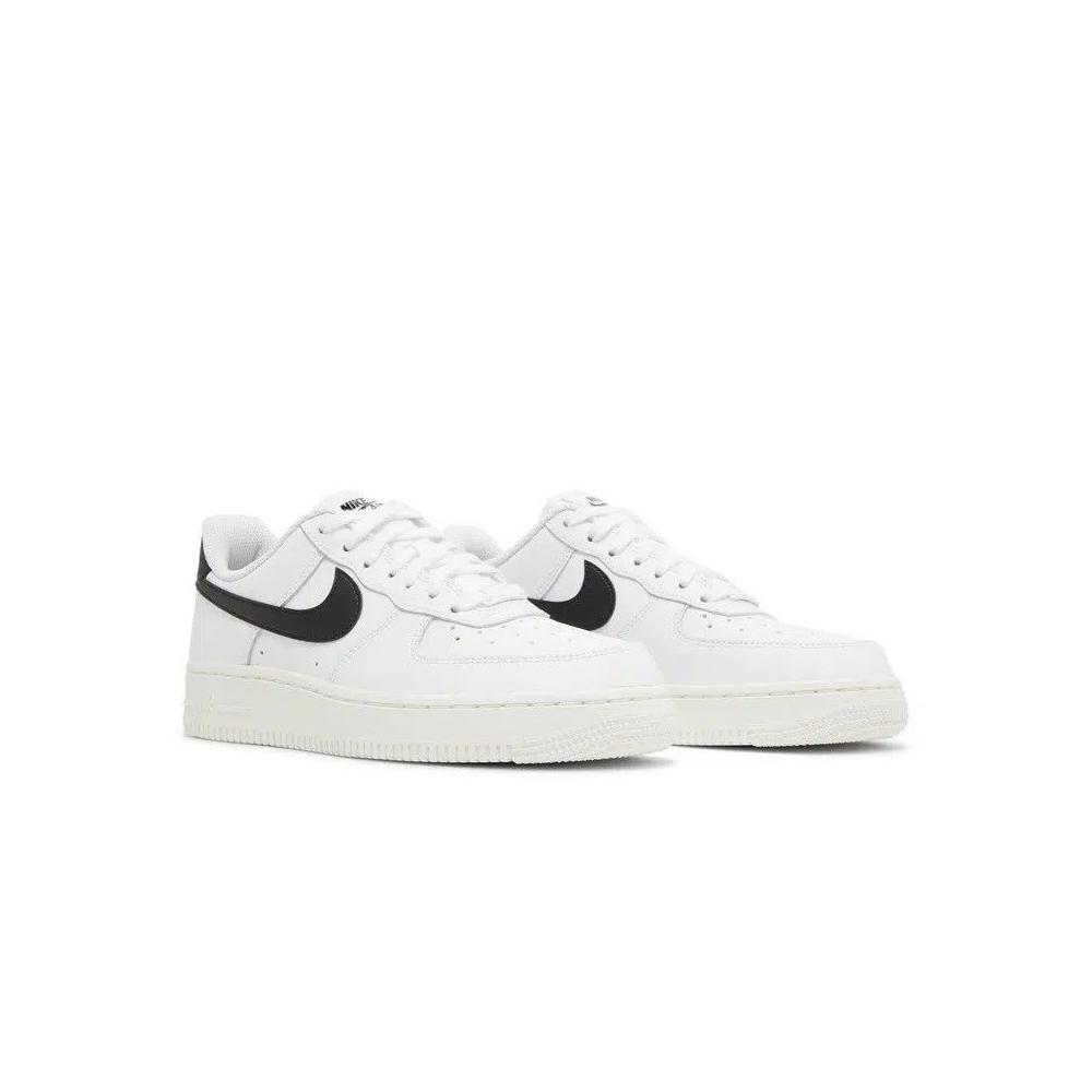 Кроссовки Nike Wmns Air Force 1 '07 'White Black' 8