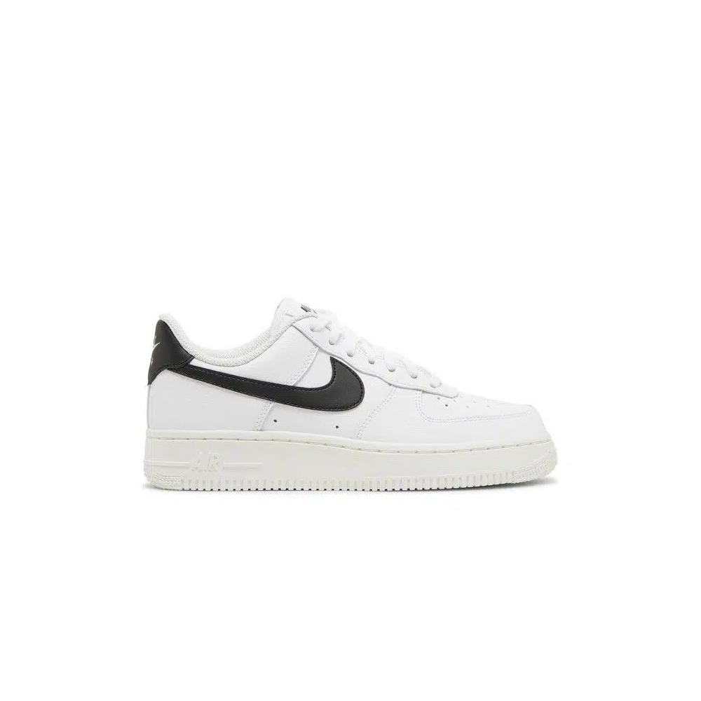 Кроссовки Nike Wmns Air Force 1 '07 'White Black' 1