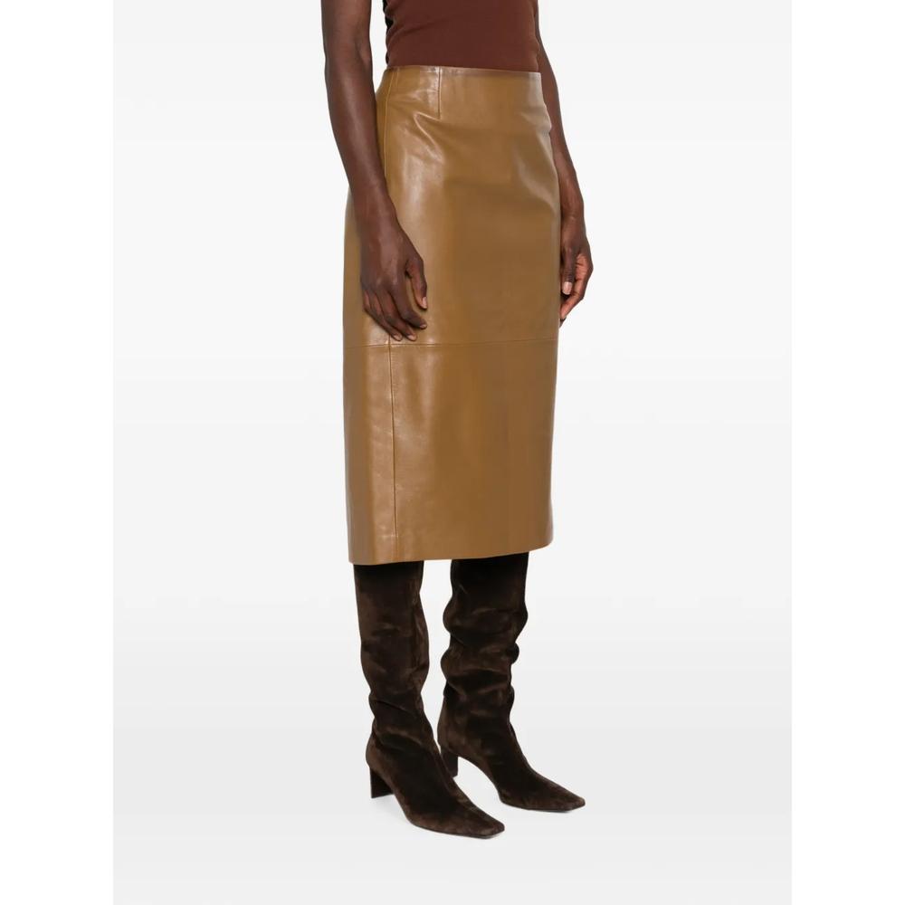 Sleek Statement leather skirt 3