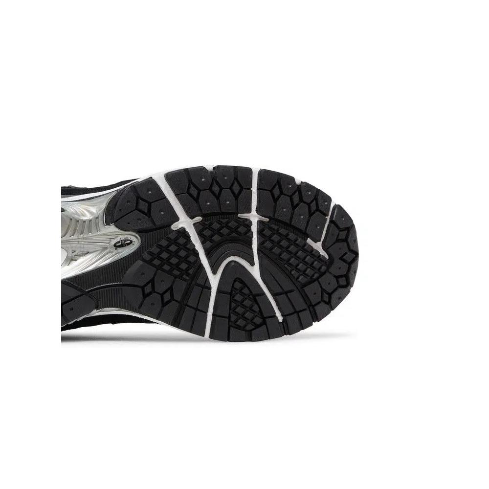 Кроссовки New Balance 2002R 'Black White Magnet' 5