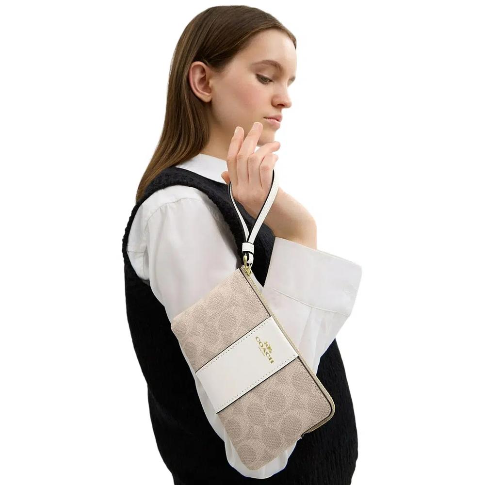 Клатч на молнии Corner Zip Wristlet In Signature Canvas With Stripe - Sand White 4