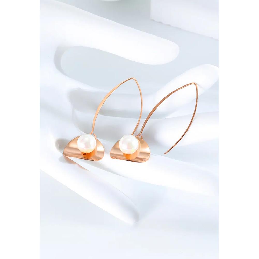 Серьги-крючки Earthy Pearl Core в розовом золоте 4