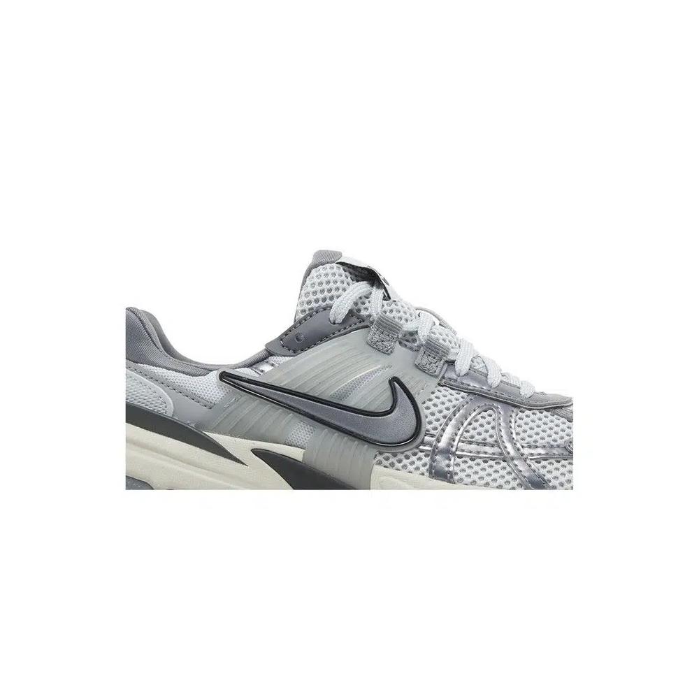 Кроссовки Nike Wmns V2K Run «Pure Platinum Wolf Grey» 2