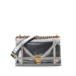 Маленькая лакированная сумка через плечо Diorama Flap Bag с заклепками 1