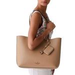 Сумка-тоут Tessa с подвеской, цвет Light Fawn, KO464 5