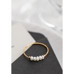 Perlettes Mini Uneven Pearl Pendant Band Ring в золоте 3