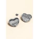 Серьги-гвоздики с рифленым сердечком из белого золота 3