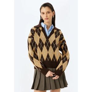 Мягкий фактурный вязаный свитер с ромбовидным узором и поло-воротником