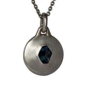 Серебряное колье Disc с сапфирами