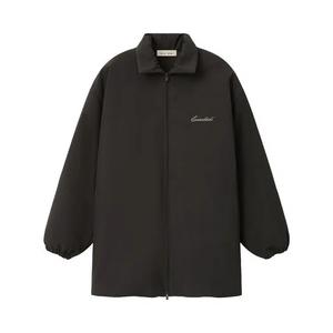Куртки Fear of God Essentials Связанная нейлоновая фирменная наполненная куртка-амбар «Чернильно-черный»