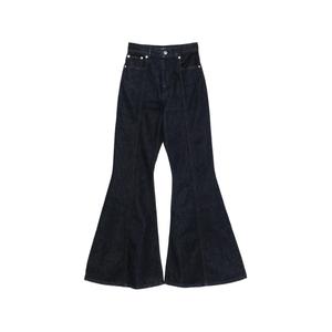 Джинсы bootcut с нашивкой-логотипом