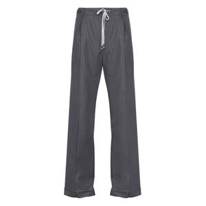 Брюки в тонкую полоску со складками