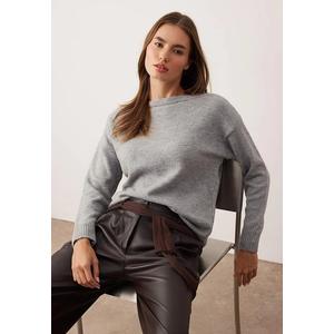 Свитер с вырезом «лодочка»