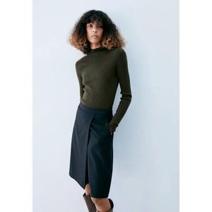 Вязаный свитер с воротником-стойкой