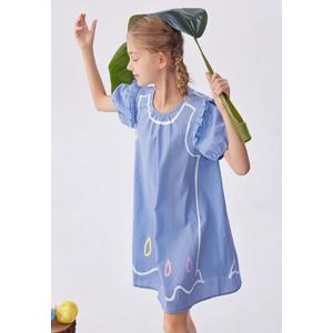 Многоцветное платье с воланами и коротким рукавом