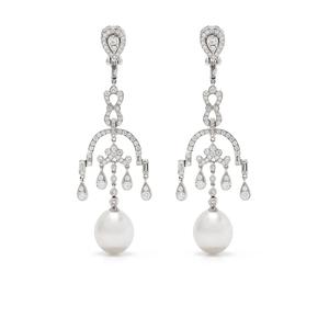 Серьги-подвески Mayfair из белого золота с бриллиантами и жемчугом