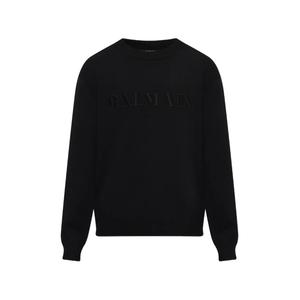 Свитер с вышитым логотипом