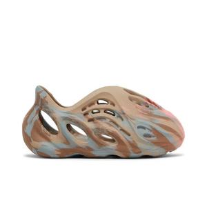 Образ жизни adidas Yeezy Foam Runner Infants 'MX Sand Grey'