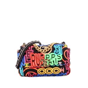 Сумка через плечо 19 Flap Bag Quilted Graffiti Print Fabric среднего размера