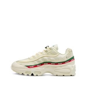 Кроссовки с логотипом из коллаборации с Undefeated