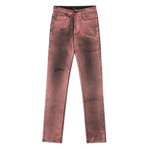 Джинсы с металлическим эффектом из коллаборации с Levi's